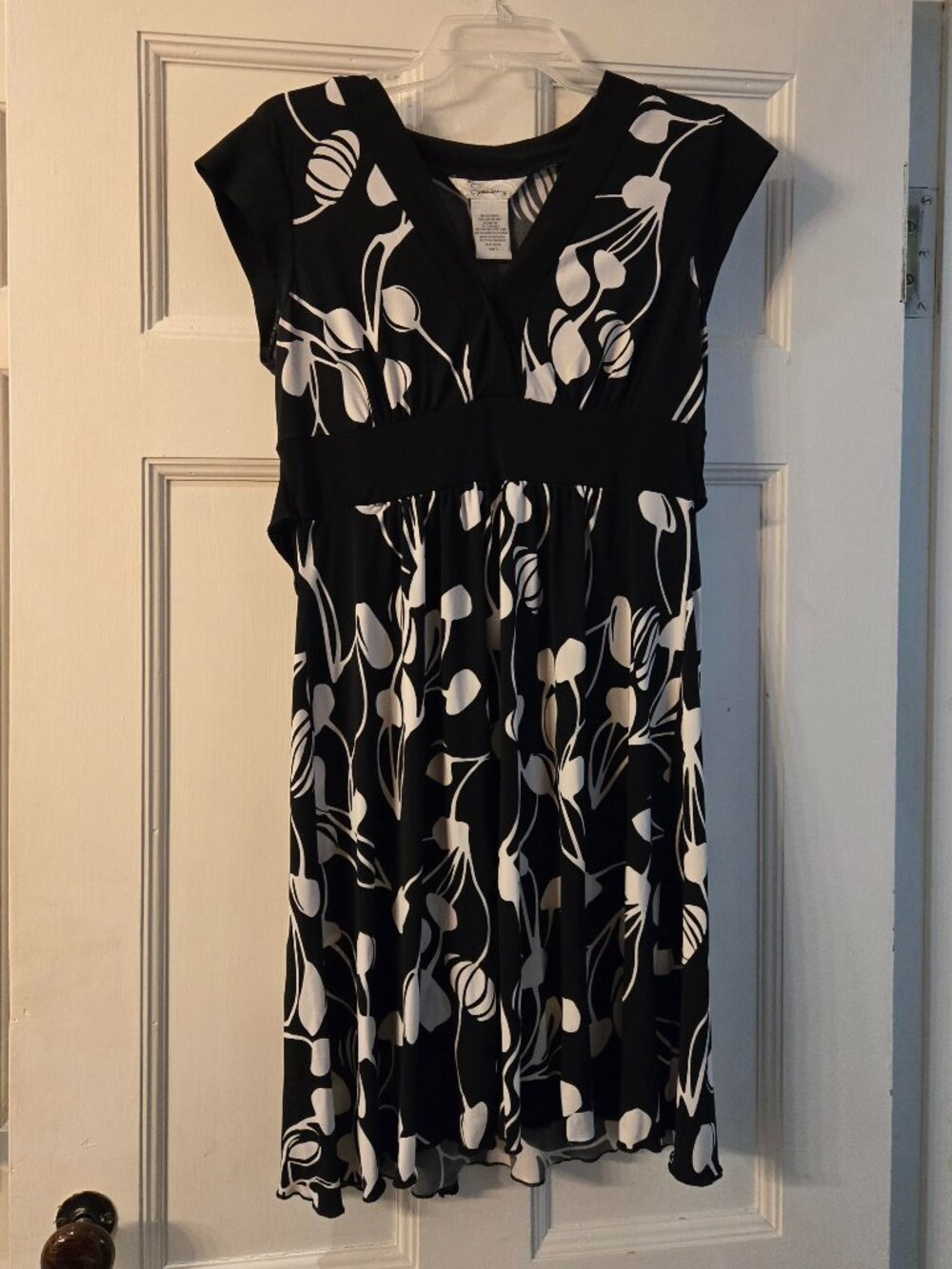 SPEECHLESS BLACK & WHITE FLORAL KNEE LENGTH SIZE LARGE